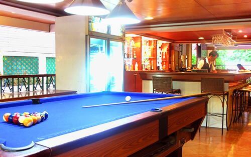 Dezbar and the Pool table 